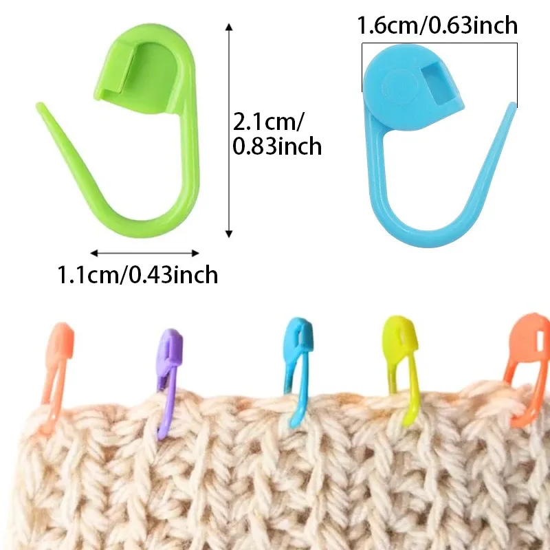 Dimension diagram of a locking stitch marker: 2.1 cm long by 1.1 cm wide